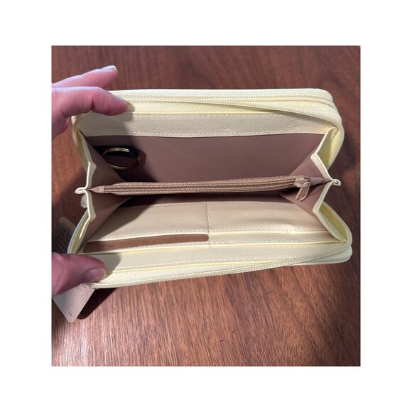 Buxton Ultimate Wallet w Detachable Shoulder Strap Soft Yellow - Picture 4 of 9